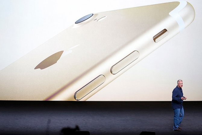 Филипп Шиллер представляет Iphone 7. Фото: REUTERS